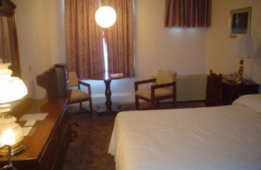 Old National Hotel باث الغرفة الصورة